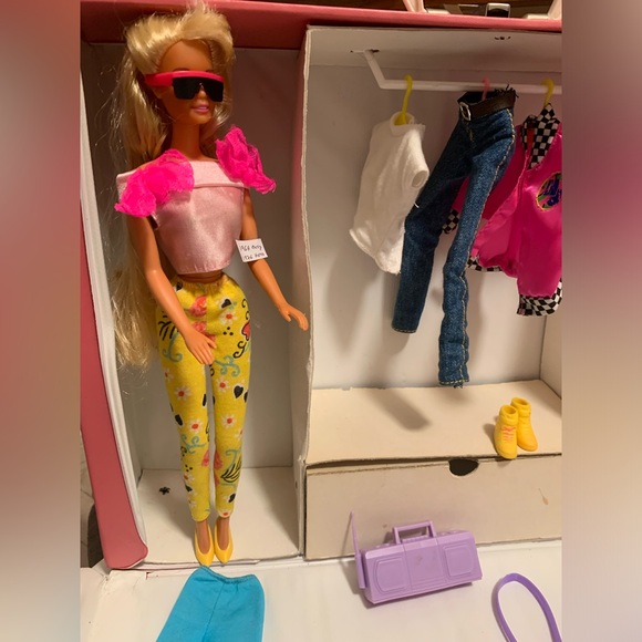 Vintage 80’s Barbie case with Barbies, Ken and clothing - Picture 3 of 9